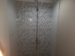 OYO Life 93139 Apartemen Grand Sentraland By Evi