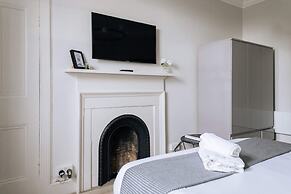 Chic 1BD Flat - W/views of Edinburgh Castle!