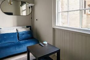 Chic 1BD Flat - W/views of Edinburgh Castle!