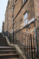 Chic 1BD Flat - W/views of Edinburgh Castle!