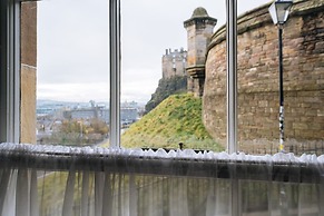 Chic 1BD Flat - W/views of Edinburgh Castle!