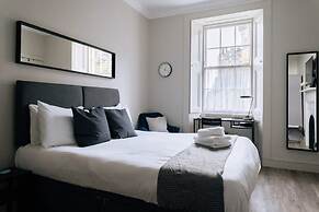 Chic 1BD Flat - W/views of Edinburgh Castle!