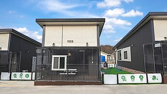 Anmyeondo Town 1967 Dog Pool Villa