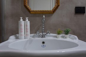 Graffiti Apartment by Wonderful Italy