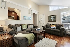 925 Red Sandstone 3 Bedroom Condo by RedAwning