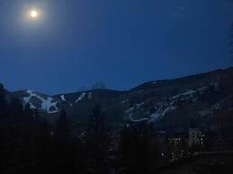 925 Red Sandstone 3 Bedroom Condo by RedAwning