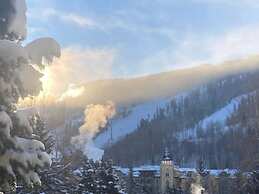 925 Red Sandstone 3 Bedroom Condo by RedAwning