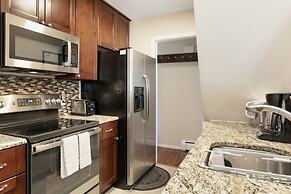 925 Red Sandstone 3 Bedroom Condo by RedAwning