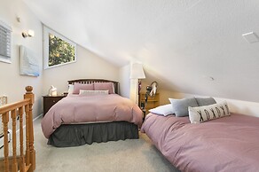 925 Red Sandstone 3 Bedroom Condo by RedAwning