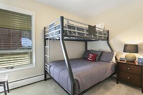 925 Red Sandstone 3 Bedroom Condo by RedAwning