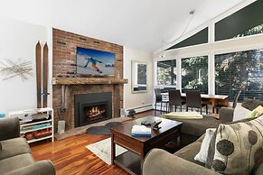 925 Red Sandstone 3 Bedroom Condo by RedAwning