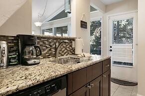 925 Red Sandstone 3 Bedroom Condo by RedAwning