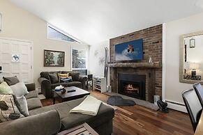 925 Red Sandstone 3 Bedroom Condo by RedAwning