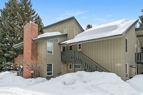 925 Red Sandstone 3 Bedroom Condo by RedAwning