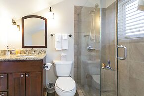 925 Red Sandstone 3 Bedroom Condo by RedAwning