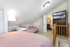 925 Red Sandstone 3 Bedroom Condo by RedAwning