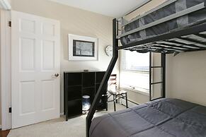 925 Red Sandstone 3 Bedroom Condo by RedAwning