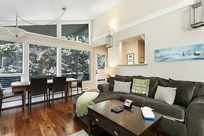 925 Red Sandstone 3 Bedroom Condo by RedAwning