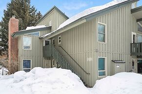 925 Red Sandstone 3 Bedroom Condo by RedAwning