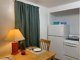 Beach Side Studio #2 Apts by Redawning