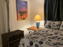 Beach Side Studio #2 Apts by Redawning