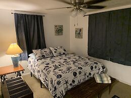 Beach Side Studio #2 Apts by Redawning