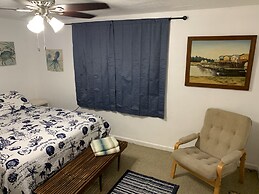 Beach Side Studio #2 Apts by Redawning