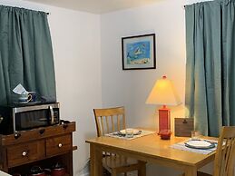 Beach Side Studio #2 Apts by Redawning