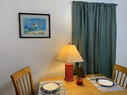 Beach Side Studio #2 Apts by Redawning