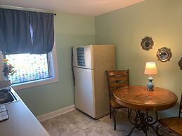 Beach Side Studio #3 Apts by Redawning