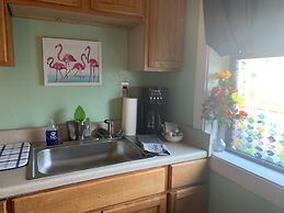 Beach Side Studio #3 Apts by Redawning