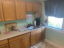 Beach Side Studio #3 Apts by Redawning