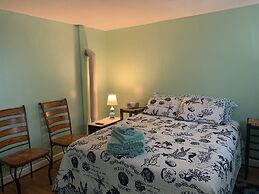 Beach Side Studio #3 Apts by Redawning