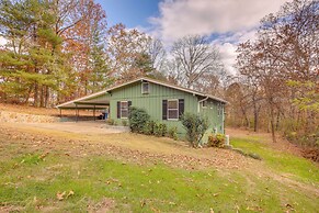 Pet-friendly Chattanooga Cabin w/ Hot Tub & Kayaks