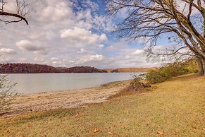 Pet-friendly Chattanooga Cabin w/ Hot Tub & Kayaks