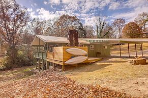 Pet-friendly Chattanooga Cabin w/ Hot Tub & Kayaks