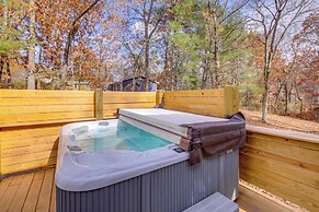 Pet-friendly Chattanooga Cabin w/ Hot Tub & Kayaks