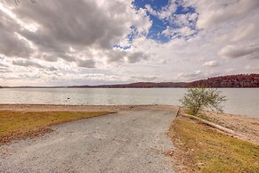 Pet-friendly Chattanooga Cabin w/ Hot Tub & Kayaks