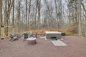 Half-mi to Lake: Pocono Pines Home w/ Hot Tub