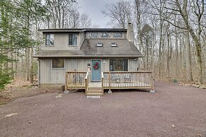 Peaceful Pocono Pines Getaway: Hot Tub & Fire Pit!