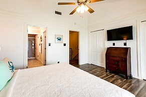 Balcony & Pool Access: Bayfront Rockport Escape!