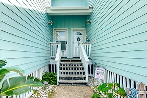 Balcony & Pool Access: Bayfront Rockport Escape!