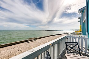Balcony & Pool Access: Bayfront Rockport Escape!