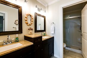 Balcony & Pool Access: Bayfront Rockport Escape!