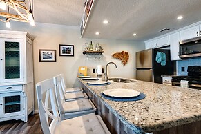 Balcony & Pool Access: Bayfront Rockport Escape!