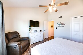 Balcony & Pool Access: Bayfront Rockport Escape!