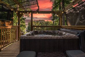 'emerald Cove Chalet' on Douglas Lake w/ Hot Tub!