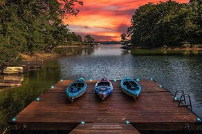 'emerald Cove Chalet' on Douglas Lake w/ Hot Tub!