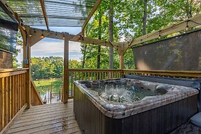'emerald Cove Chalet' on Douglas Lake w/ Hot Tub!