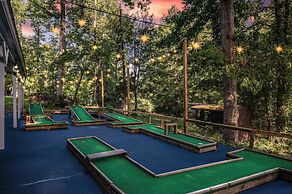 'emerald Cove Chalet' on Douglas Lake w/ Hot Tub!